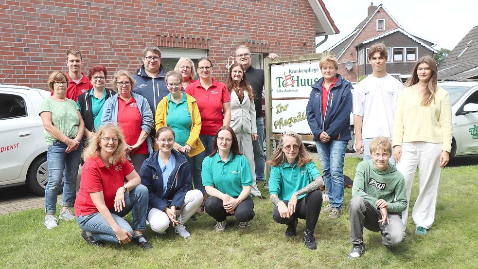 Das Team der Alten- und Krankenpflege „To Huus“ von Silke und Edzard Andresen (Mitte) ist die Basis für eine erfolgreiche Arbeit. Und das seit 30 Jahren. Foto: Wittich