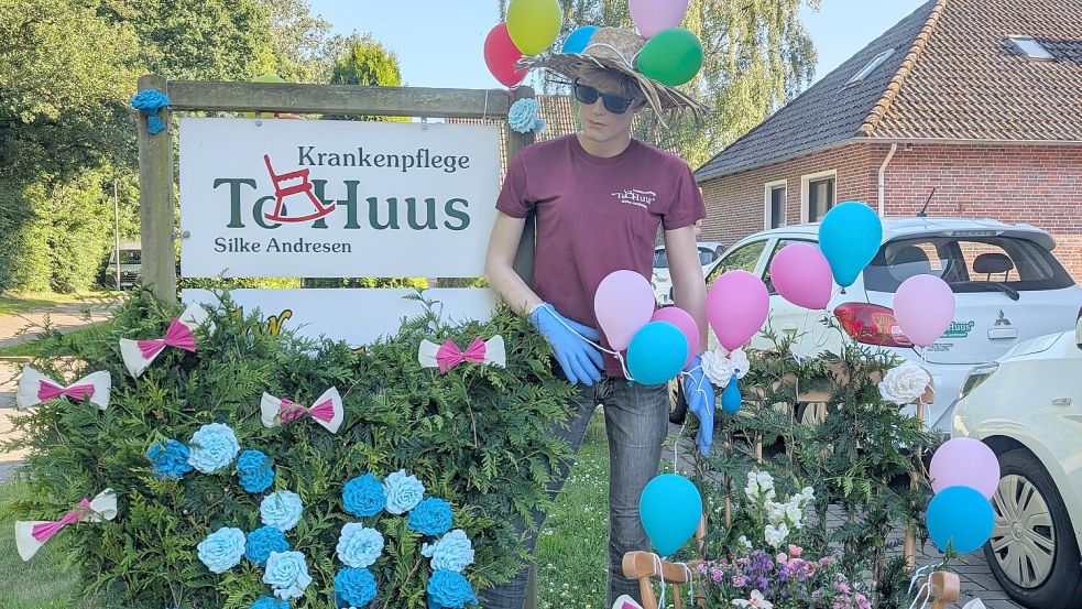 Mit diesem tollen Bogen ehren die Mitarbeiterinnen und Mitarbeiter das Firmenjubiläum des 30-jährigen Bestehens von Silke und Edzard Andresen. Foto: Privat
