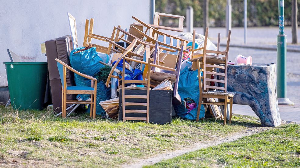 Was nicht in die Mülltonne passt, ist in der Regel Sperrmüll. Der muss vom Besitzer beim Versorger zur Abfuhr angemeldet werden. Foto: Jens Büttner/dpa