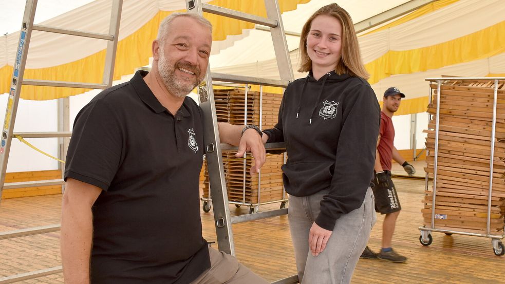 Der Vorsitzende des Ostrhauderfehner Schützenvereins, Lars Krummen, sowie die amtierende Königin und Pressewartin Mareike Neeland freuen sich schon auf das dreitägige Fest. Hier sind sie bei den Aufbauarbeiten im Festzelt zu sehen. Foto: Henrik Zein