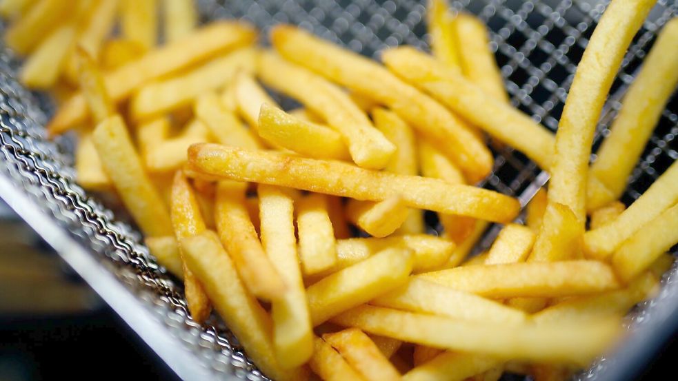 Fritten-Fans mögen es schon geahnt haben. Häufig Pommes auf dem Teller zu haben, ist der Gesundheit nicht sonderlich zuträglich. Foto: picture alliance / Ina Fassbender/dpa