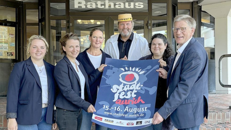 Freuen sich auf das Stadtfest 2025: Lara Füst, Sandra Pfeiffer-Fecht und Gunda Rosenboom vom Stadtmarketing, Udo Hippen (KV), Marianka Lüttringhaus (Jugend- und Familienzentrum) und Bürgermeister Horst Feddermann. Foto: Mieke Matthes