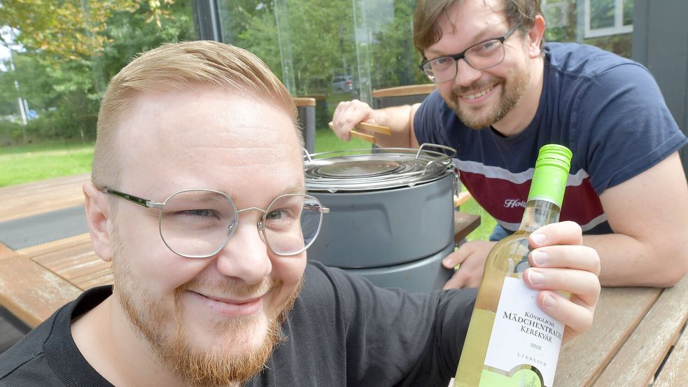 Eine Flasche Wein mitbringen oder den Grill zur Verfügung stellen, darüber schreiben Daniel Noglik (links) und Jonas Bothe. Foto: Klaus Ortgies