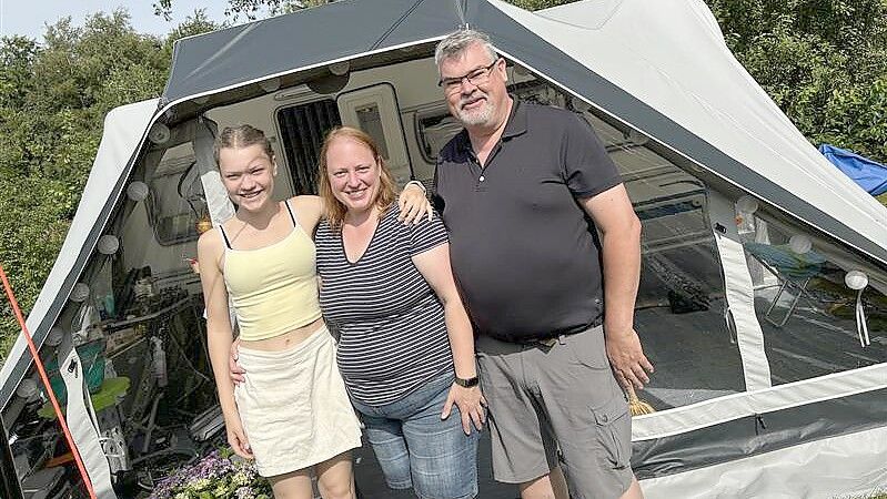 Lenya, Yvonne und Stephan Köhler (von links) sind echte Camping-Profis. Da kann sich die Redaktion einiges abschauen. Foto: Pia Pentzlin