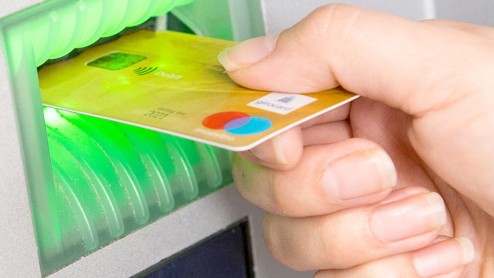 Geld, das offenbar aus Betrugsstraftaten stammt, wurde unter anderem in Remels abgehoben. Foto: Benjamin Nolte/dpa