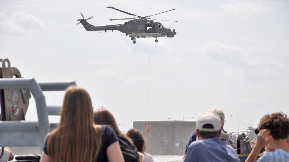 Eine Übung des Helikopters der Marineflieger zog die Blicke auf sich. Unterhalb des Hubschraubers „Sea Lynx Mk88A“ baumelt ein Mensch. Foto: Susanne Ullrich