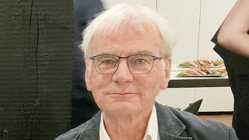 Pastor Rainer Theuerkauff ist im Alter von 76 Jahren verstorben. Das Foto zeigt ihn Ende März 2025 in Bad Zwischenahn bei der Amtseinführung von Kreispfarrer Dr. Urs-Ullrich Muther. Foto: Florian Bortfeld/Privat