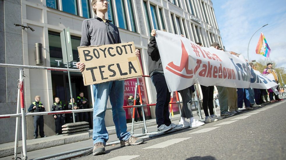 Im laufenden Jahr hat es immer wieder Proteste gegen Tesla wegen der politischen Aktivitäten seines Chefs Elon Musk gegeben. (Archivbild) Foto: Joerg Carstensen/dpa