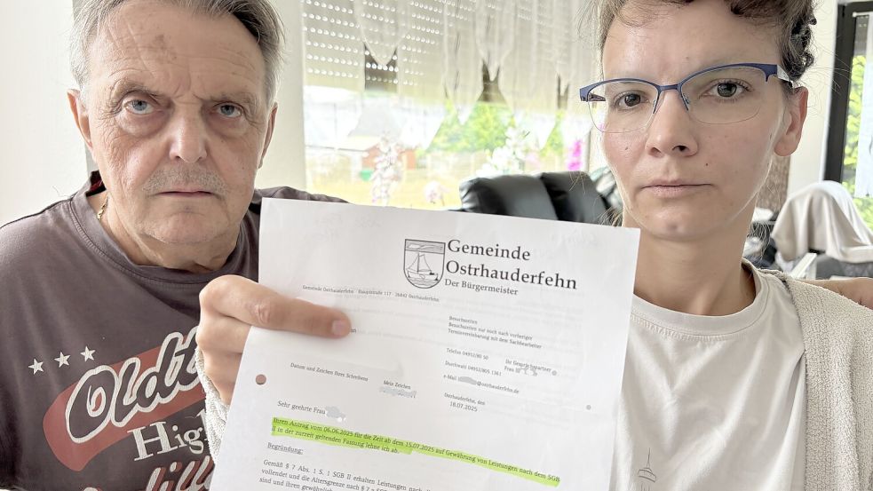 Klaus Lüttig erledigt Behördenangelegenheiten für seine Tochter. Deren Antrag auf Bürgergeld wurde abgelehnt. Der Ostrhauderfehner ist verärgert: Im Sozialamt Ostrhauderfehn finde man keinen Ansprechpartner. Foto: Marion Janßen
