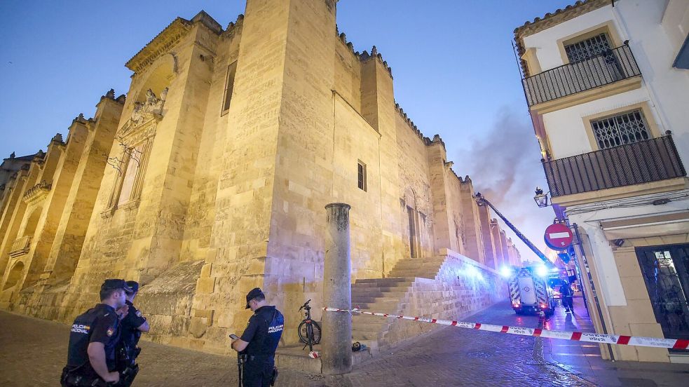 Feuerwehrleute waren vor Ort, um den Brand zu löschen. Foto: Madero Cubero/EUROPA PRESS/dpa