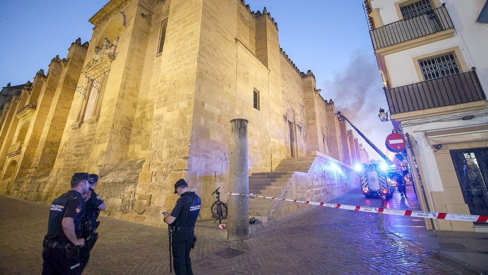 In der berühmten Kathedrale von Córdoba brach am Freitagabend ein Feuer aus. Foto: Madero Cubero/EUROPA PRESS/dpa