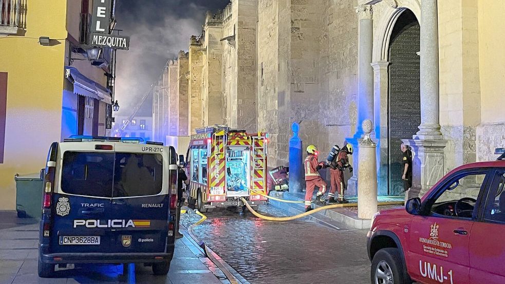 Feuerwehrleute waren vor Ort, um den Brand zu löschen. Foto: Madero Cubero/EUROPA PRESS/dpa