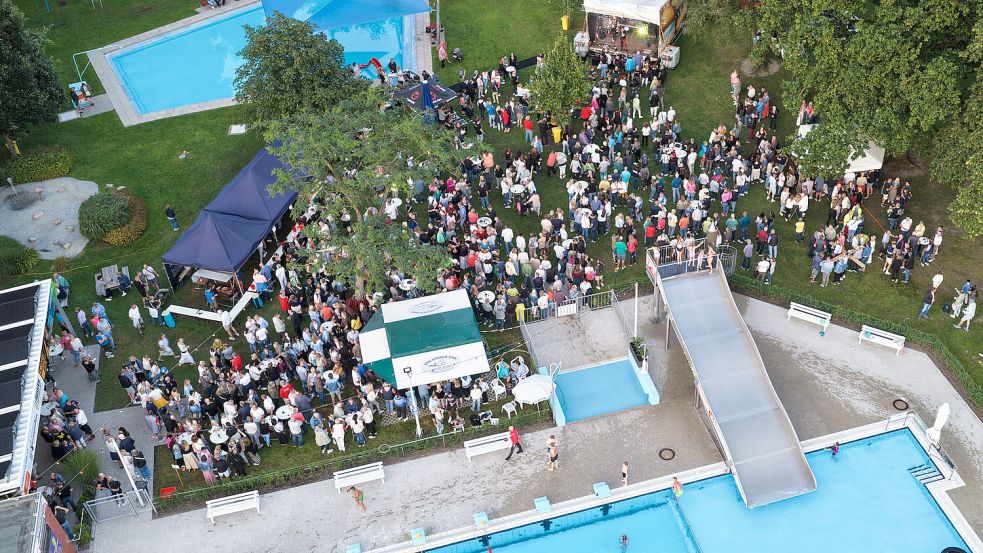 Beim Mitternachtsschwimmen im Emder Van-Ameren-Bad wurde am Freitag, 8. August 2025, bei bestem Wetter auf der Liegewiese gefeiert. Die Rockshots sorgten auf der Bühne für Stimmung. Foto: Jens Doden/Emden