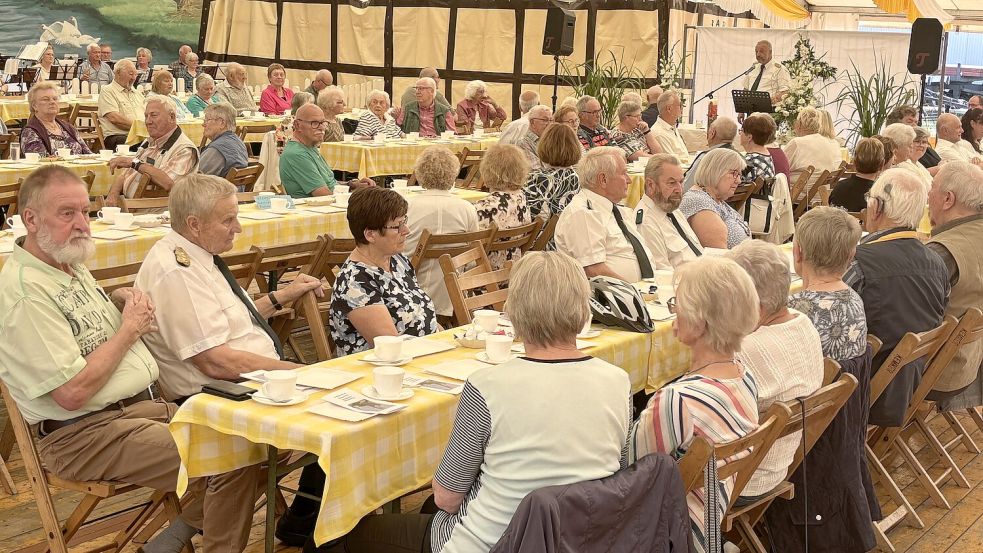 Der Vorsitzende Lars Krummen (Hintergrund) eröffnete auf dem Seniorennachmittag im Festzelt das diesjährige Schützenfest. Foto: Henrik Zein