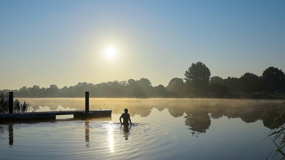 Bei weit über 30 Grad ist Abkühlung willkommen. Foto: Christian Charisius/dpa