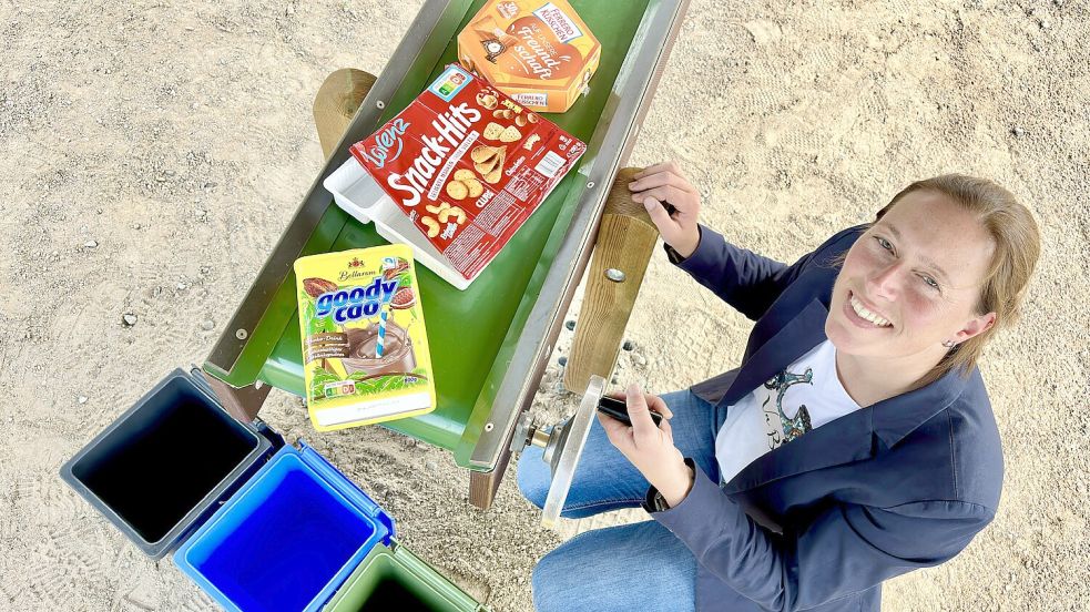 Wie sortiere ich Müll richtig? Antje Jansen kennt sich aus und gibt ihren Besuchern Tipps. Foto: Klaus Ortgies