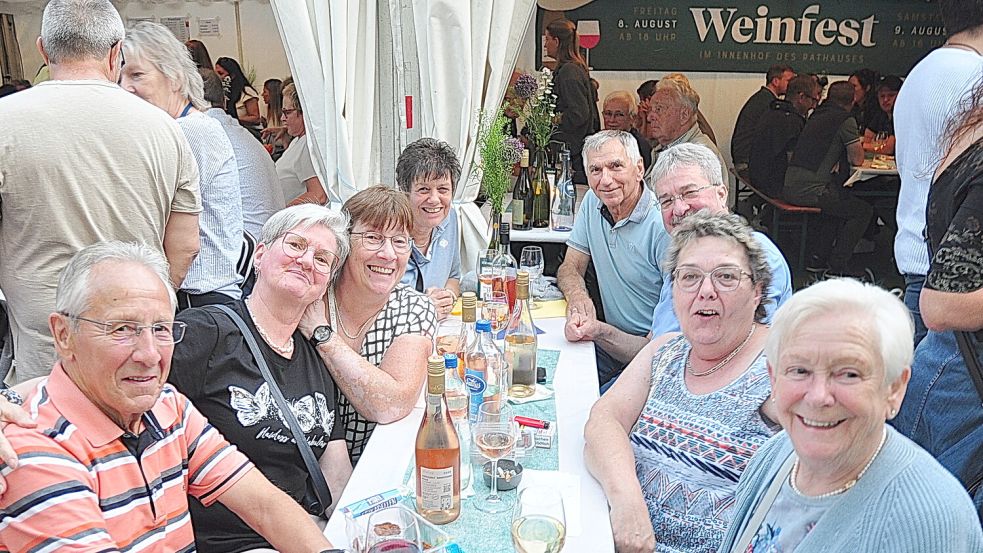 Im Innenhof des Leeraner Rathauses huldigten die Besucher ausgiebig dem Weingott Bacchus. Foto: Bodo Wolters