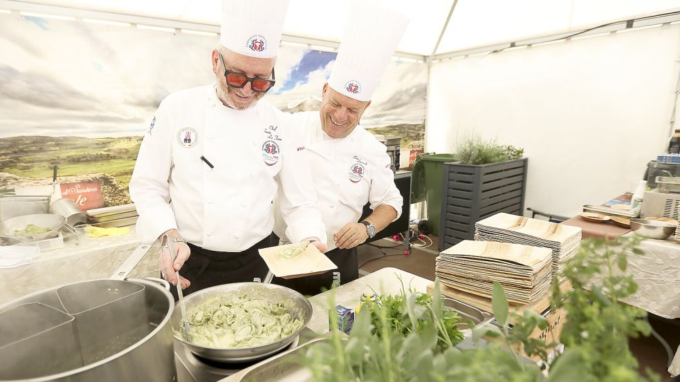 Restaurantchef Santino La Tona von La Cucina di Santino (links) hat sich für „Emden á la Carte“ ins Zeug gelegt. Foto: Jens Doden/Emden