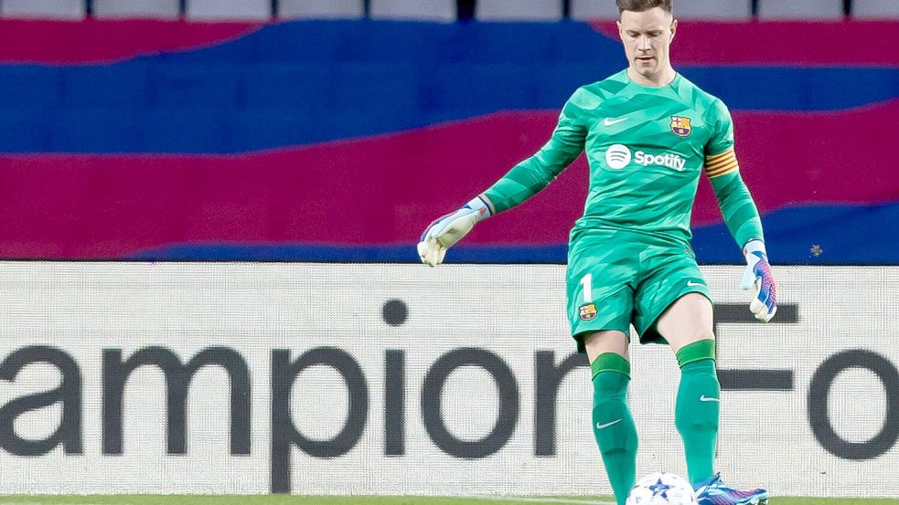 Marc-André ter Stegen hat nach seiner Rückenoperation faktisch den Weg für den Einsatz seines Konkurrenten Joan García beim FC Barcelona freigemacht. Foto: Gerard Franco/Zuma Press/dpa