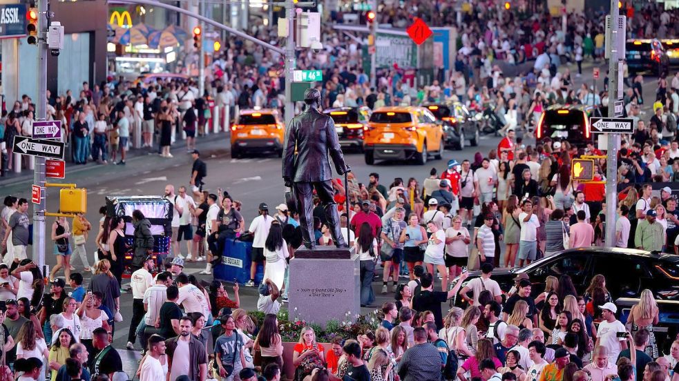 Im nächtlichen Treiben des Times Square wurden drei Menschen durch Schüsse verletzt. (Symbolbild) Foto: Sven Hoppe/dpa