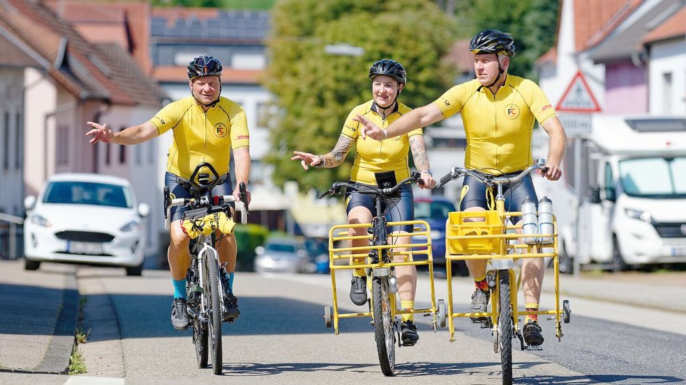 Sie fahren mit Postfahrrädern und einem Gravelbike - alle ohne Elektromotor. Foto: Uwe Anspach/dpa