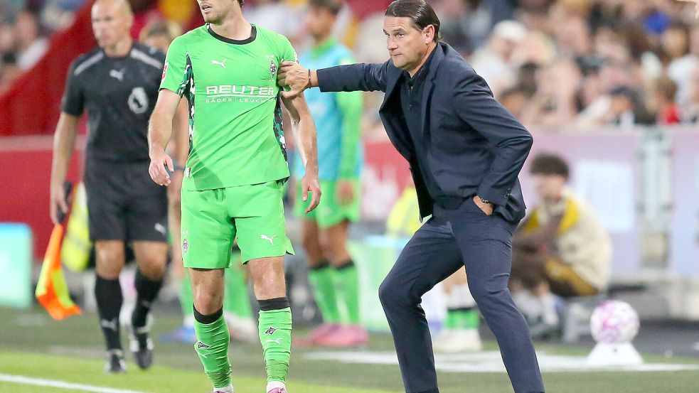 Stark gefordert: Gladbachs Coach Gerardo Seoane, hier mit Spieler Joe Scally, muss sein Team erneut umbauen. Foto: IMAGO/Sports Press Photo