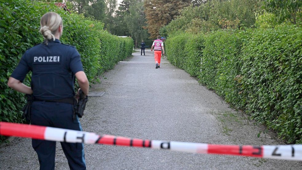 Die Polizei ist in der Kleingartenanlage im Einsatz. Foto: Felix Hörhager/dpa