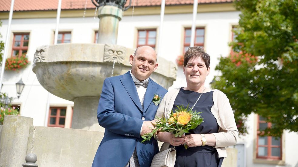 Kathrin Pollnow und Klaus-Dieter Rose stehen vor dem Standesamt in Oschersleben (Sachsen-Anhalt). Foto: Simon Kremer/dpa