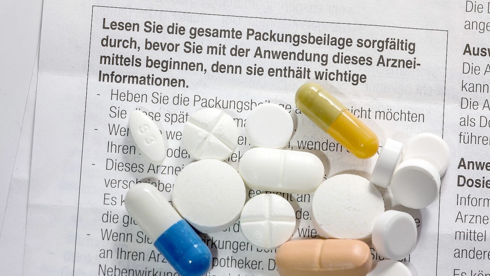 Statt Zettelwirtschaft könnte es bei Medikamenten in Zukunft nur noch einen QR-Code geben. Apotheker-Verbände schlagen wegen der EU-Pläne Alarm. Foto: IMAGO / Arnulf Hettrich