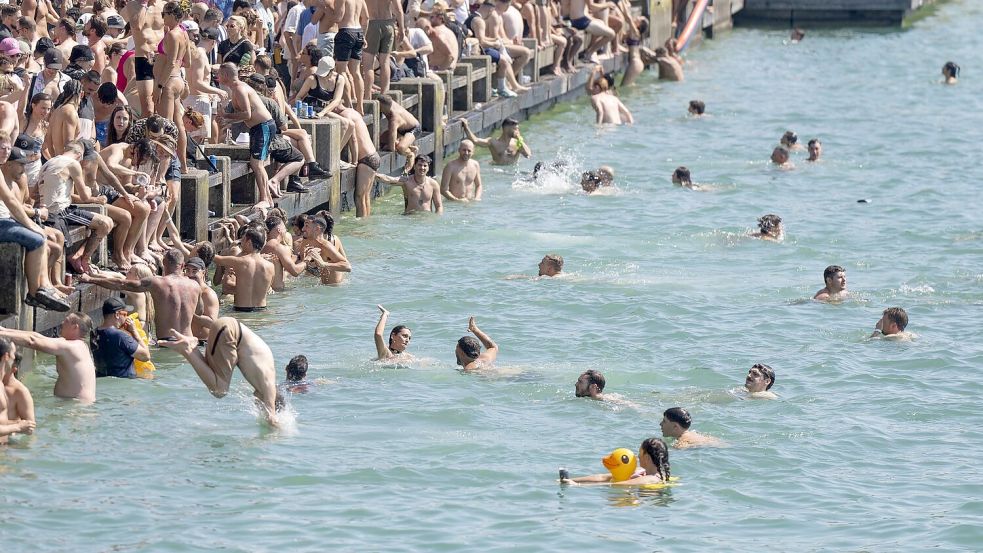 Der Zürichsee bot Abkühlung. Foto: Til Buergy/KEYSTONE/dpa