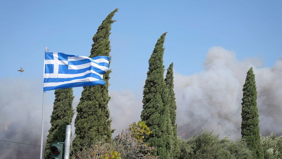 Die Behörden prüfen weiter die Ursachen der Feuer. In einer Ortschaft nahe Athen vermutet der Bürgermeister Brandstiftung. Foto: Thanasis Stavrakis/AP/dpa