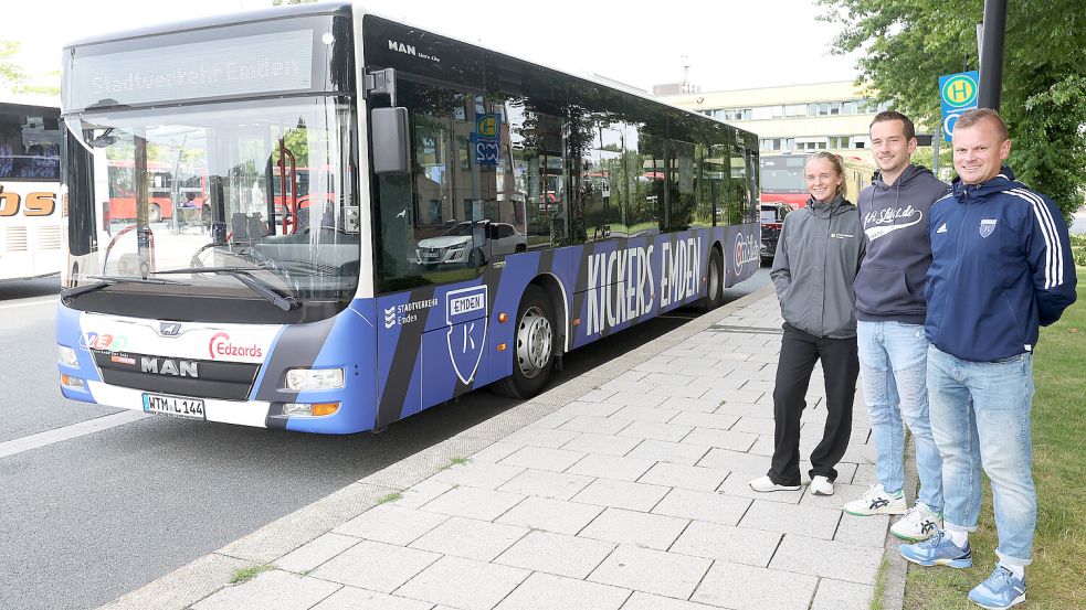 Der neue Stadtbus im Kickers-Look ist nun eingeweiht worden. Mit dabei waren Ines Reinema (Emder Stadtverkehr), Helge Janssen (1A-Shirt) und Philipp Hardtke (Vorstandsmitglied Kickers Emden). Foto: Jens Doden/Emden