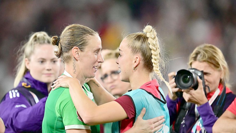 Räumten gemeinsam ab: die Nationalspielerinnen Ann-Katrin Berger und Giulia Gwinn. Foto: Sebastian Christoph Gollnow/dpa