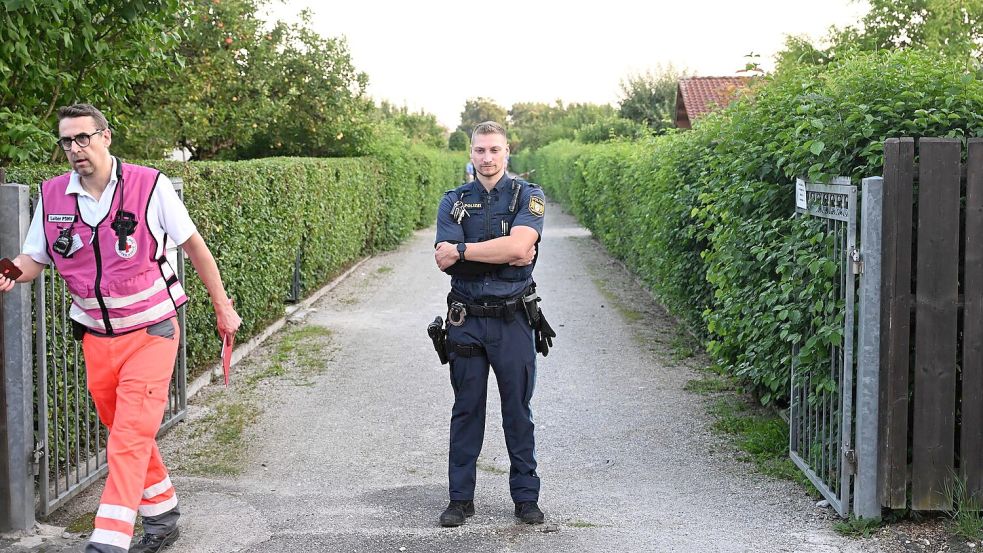 Die Polizei ermittelt - de Hütte in der Kleingartenanlage wurde abgeriegelt. Foto: Felix Hörhager/dpa