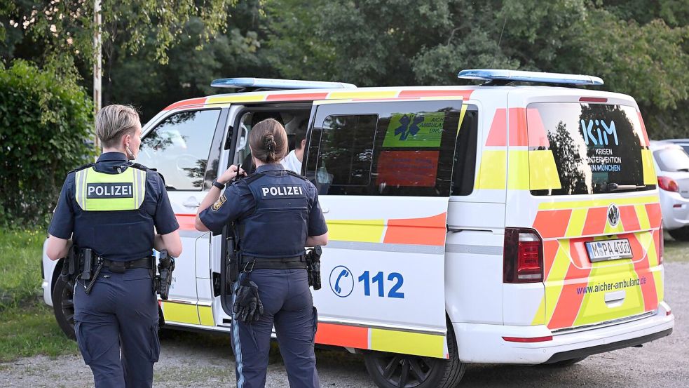 Die Teilnehmer der Feier in dem Schrebergarten hatten selbst die Rettungskräfte verständigt. Foto: Felix Hörhager/dpa