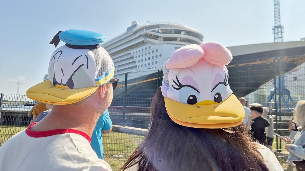 Sowohl Schiffs- als auch Disney-Fans verfolgten das Ausdocken der „Disney Destiny“ in Papenburg. Foto: Frank Loger