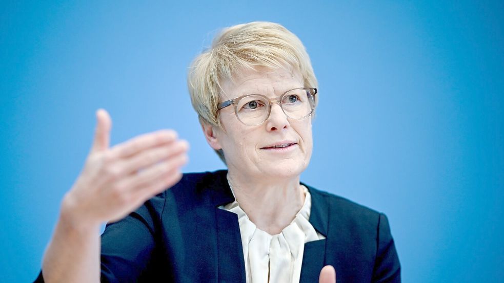 „Wenn man den Menschen Versprechungen macht, die man am Ende nicht halten kann, dann sorgen sie nicht privat vor, obwohl viele es könnten“, meint die Wirtschaftsweise Veronika Grimm. (Archivbild) Foto: Britta Pedersen/dpa