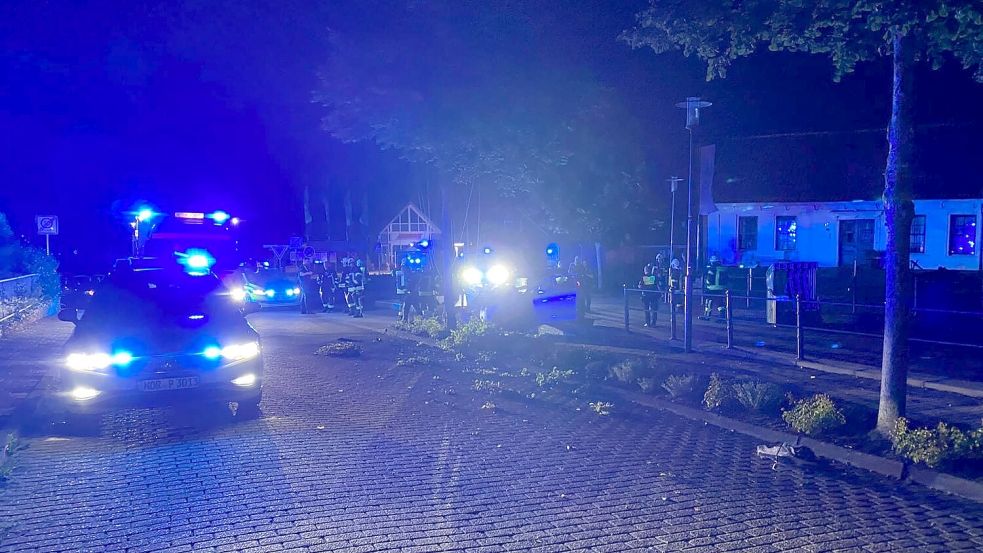 Zahlreiche Einsatzkräfte waren am späten Samstagabend in Westeraccumersiel im Einsatz. Foto: Ole Caspers/Feuerwehr Westerbur