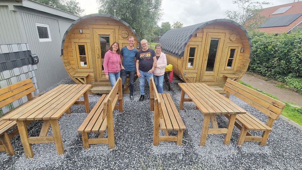 Von der Übernachtungsmöglichkeit in Fässern am Hafen von Weener sind Doris und Michael Wielage und Werner und Gerda Suren aus dem Emsland begeistert. Foto: Tatjana Gettkowski