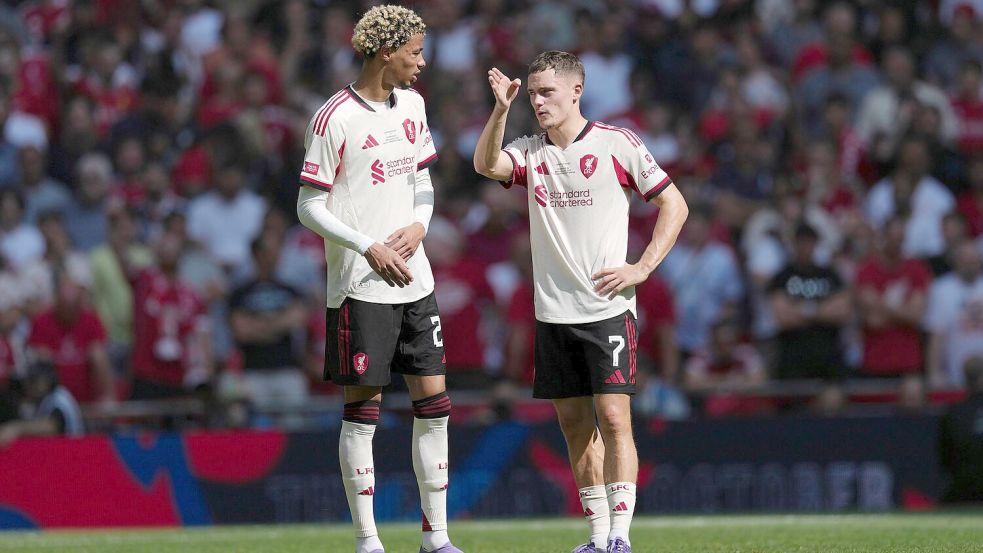 Müssen noch auf ihren ersten Titel mit Liverpool warten: Hugo Ekitiké (l.) und Florian Wirtz Foto: Dave Shopland/AP/dpa