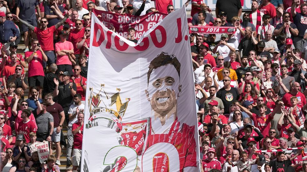 Der in der Sommerpause tödlich verunglückte Diogo Jota wurde mit einer Schweigeminute geehrt. Foto: Dave Shopland/AP/dpa