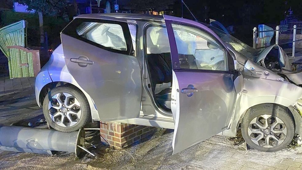 Das Auto raste ungebremst gegen eine Ziermauer, einen Handlauf und einen Poller. Foto: Ole Caspers/Feuerwehr Westerbur