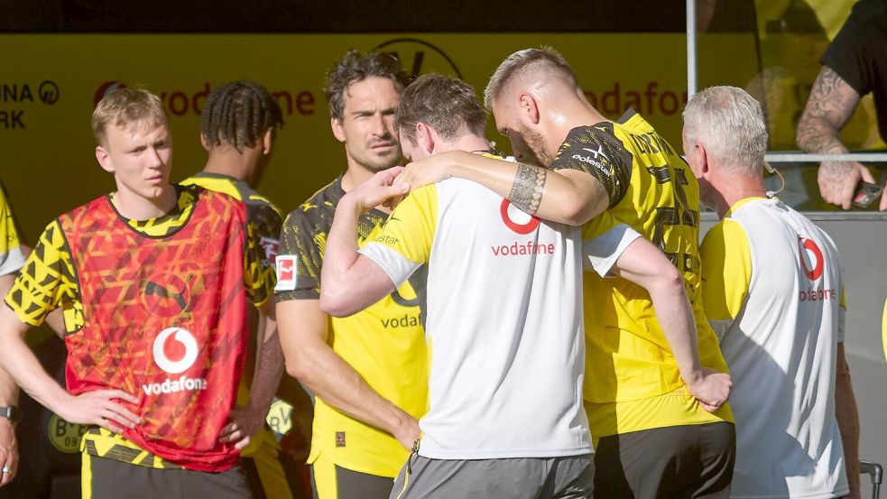 Niklas Süle musste kurz vor Ende der ersten Halbzeit verletzt vom Platz. Foto: Bernd Thissen/dpa