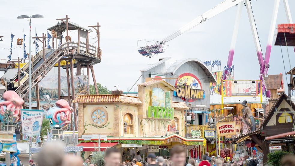 Am letzten Tag der Cranger Kirmes gab es einen Unfall, bei dem eine junge Frau verletzt wurde. (Archivbild) Foto: Fabian Strauch/dpa