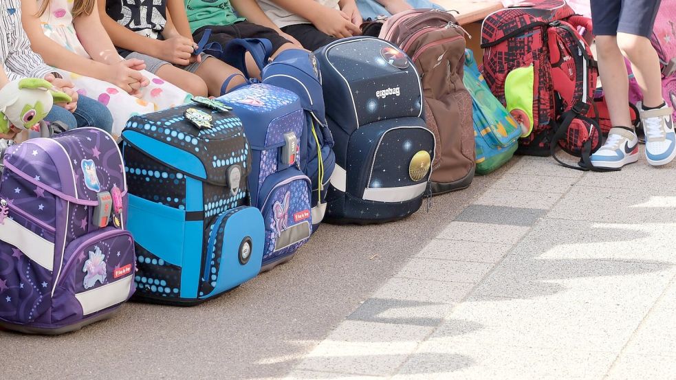 Ranzen packen, Bücher stemmen: Es geht wieder los für Tausende Schüler in Deutschland. Foto: Sebastian Willnow/dpa