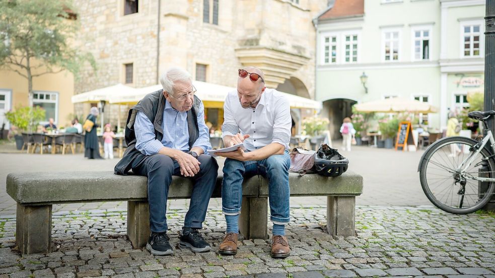 Die Urkunde war ein Zufallsfund und sorgt nun für Diskussionen - Martin Sladeczek (rechts) im Gespräch mit Karl Heinemeyer. Foto: Jacob Schröter/dpa