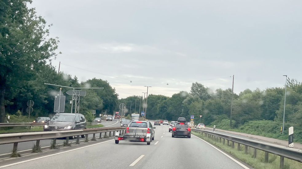 Obwohl der Blitzer seit gut einem Monat nicht mehr an der B75 steht, bremsen die Fahrer an der Stelle nach wie vor ab. Foto: Melanie Machedanz