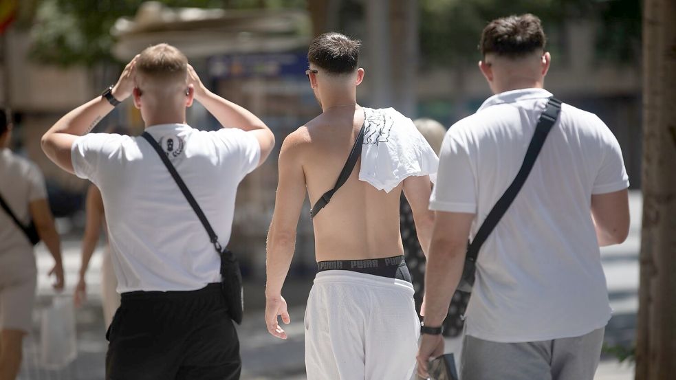 Angesagt bei jungen Männern: das klassische weiße T-Shirt. Aber auch: zeigen, was man hat. Blanke Brust? Tattoos? Waschbrettbauch? (Archivbild) Foto: Clara Margais/dpa