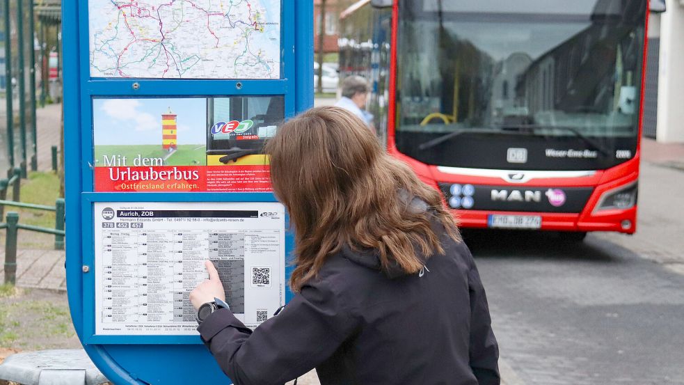 Auf einigen Schulbuslinien gibt es mit dem neuen Schuljahr kleinere Veränderungen. Beispielsweise auf der Linie 410, wo zwischen Krankenhaus und dem Rest der Tour ein Umstieg am Auricher ZOB nötig ist. Foto: Romuald Banik