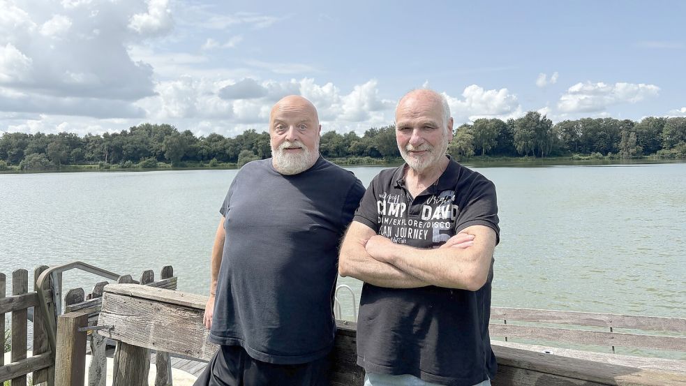 Jörg Hollmann (links) und Horst Wach kommen beide aus dem Sauerland und machen Jahr für Jahr auf dem Campingplatz am Jümmesee Urlaub. Foto: Lars Löschen